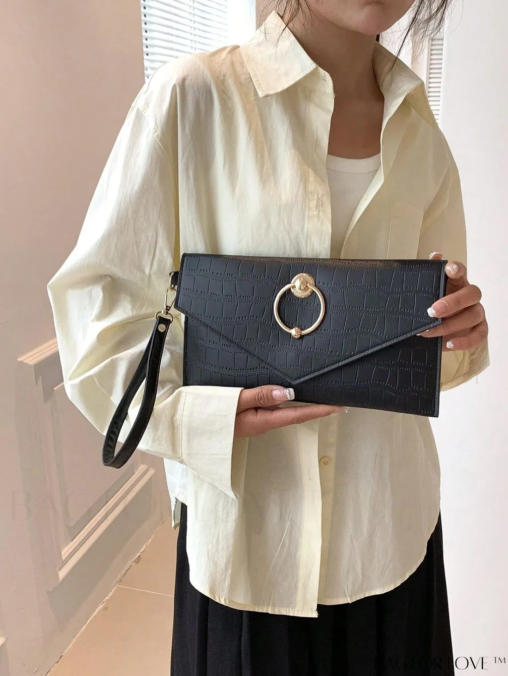 BagForLove - Compact Crocodile Embossed Envelope Bag with Metal Decor - Ideal for Daily Use
